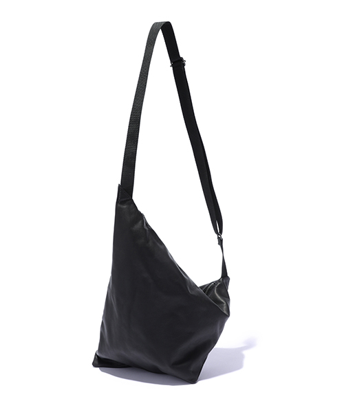 MR.OLIVE E.O.I / WATERPROOF LIGHT LEATHER TRIANGLE BODY BAG